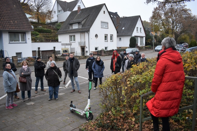 Auf dem Foto ist Bürgermeisterin Beate Kimmel mit den Anwohnerinnen und Anwohnern aus dem Stadtgebiet West bei der Stadtbegehung zu sehen. © Stadt Kaiserslautern 	