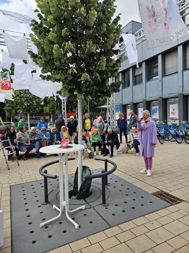 Oberbürgermeisterin Beate Kimmel eröffnet die Installation Lautrer Schatten, eine Initiative von Klima Lautern und dem Citymanagement Kaiserslautern. © Stadt Kaiserslautern