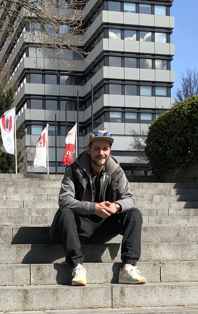 Auf dem Bild ist Tim Lessmeister, der neue Streetworker der Stadt Kaiserslautern zu sehen. © Stadt Kaiserslautern