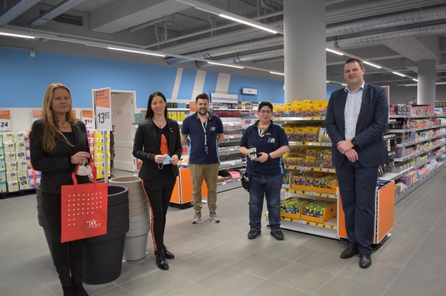 Auf dem Bild ist ie Beigeordnete Anja Pfeiffer mit Vetretern des Action-Marktes bei der eröffnung zu sehen. © Stadt Kaiserslautern