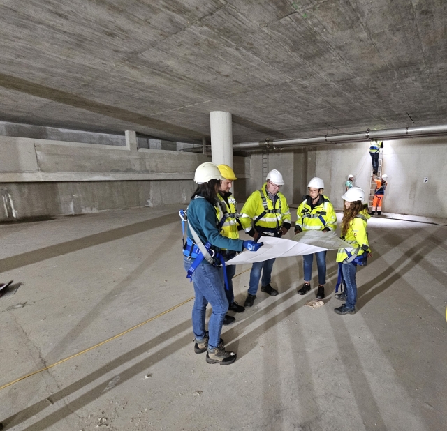 Beim Besuch im Untergrund dabei waren Vertreterinnen und Vertreter der Genehmigungsbehörde, die von Anne Theobald (2. v.r.) die Eigenschaften des Beckens erklärt bekamen.  © Stadt Kaiserslautern