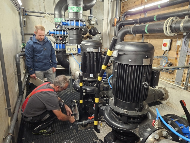 Christian Noll und Peter Weingart im Pumpenraum, dem neuesten Teil der Anlage. © Stadt Kaiserslautern