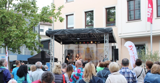 Nach der Eröffnung durch die Oberbürgermeisterin sorgte Silke Hauck für gute Stimmung am Altenhof. © Stadt Kaiserslautern