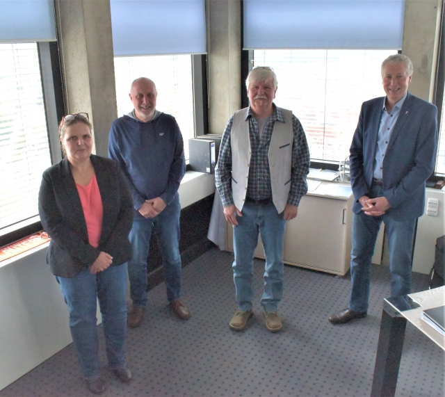 Beigeordneter Peter Kiefer (rechts) verabschiedet Wolfgang Zidek (2.v.r.) zusammen mit Tanja Feldmann und Peter Schmitt (2.v.l.) in den Ruhestand  © Stadt Kaiserslautern