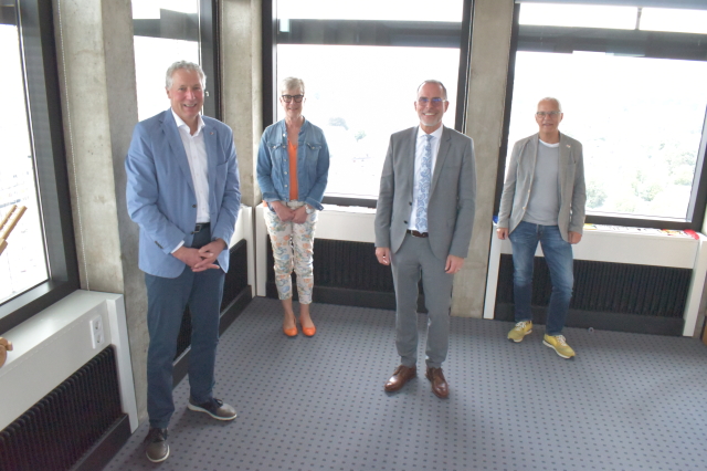 Bild von links: Beigeordneter Peter Kiefer, Katharina Rothenbacher-Dostert, Christian Littek, Peter Krietemeyer  © Stadt Kaiserslautern