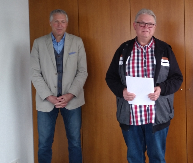 Beigeordneter Peter Kiefer (links) dankte Manfred Roselt bei der Verabschiedung für seine langjährigen treuen Dienste © Stadt Kaiserslautern