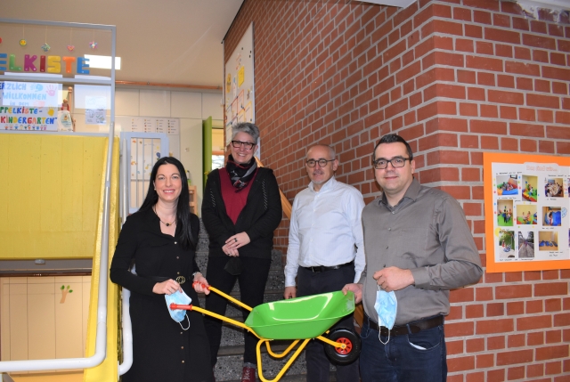 Auf dem Bild ist Beigeordnete Anja Pfeiffer mit Nicole Simgen (Abteilungsleiterin Kindertagesbetreuung), Ludwig Steiner (Referatsleiter für Jugend und Sport) und Werner Butz (Kita-Leitung der Rappelkiste) zu sehen. © Stadt Kaiserslautern