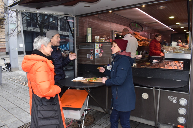 Beate Kimmel im Bürgergespräch am Feinkoststand auf dem Wochenmarkt. © Stadt Kaiserslautern