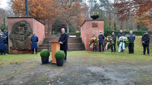 Beigeordneter Peter Kiefer hielt am Volkstrauertag die Ansprache im Rahmen der Gedenkveranstaltung auf dem Ehrenfriedhof  © Stadt Kaiserslautern