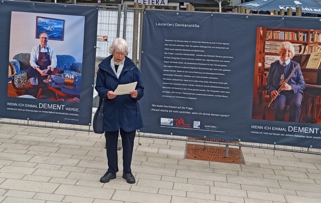 Auf dem Bild ist Frau Dr. Rose Götte bei der Eröffnung der Ausstellung auf dem Schillerplatz zu sehen. © Stadt Kaiserslautern