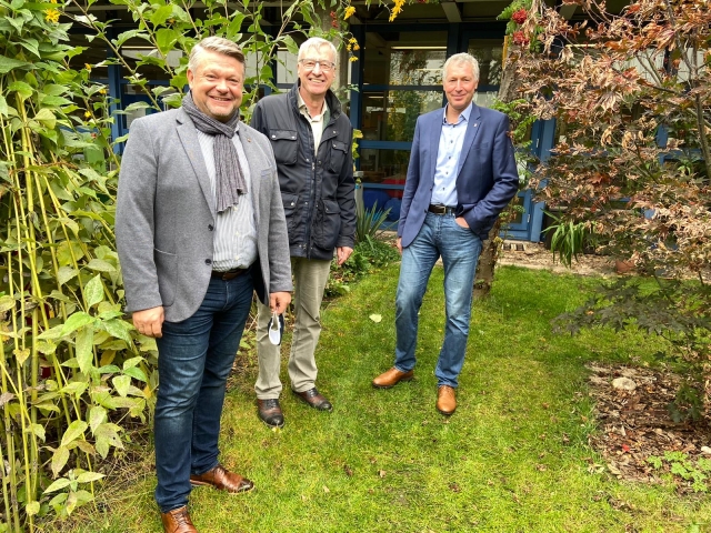 Auf dem Bild stehen Beigeordneter Peter Kiefer, Umweltstaatssekretär Thomas Griese und Landtagsabgeordneter Andreas Rahm im neuen Schulgarten der IGS Bertha von Suttner. © Petra Rödler