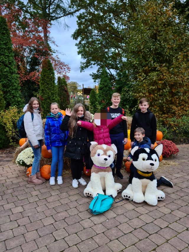 Auf dem Bild sind die Kinder beim Ausflug im Holiday Park zu sehen. © Stadt Kaiserslautern 	