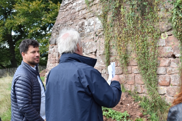 Beigeordneter Manuel Steinbrenner lässt sich von Klaus Meckler, 1. Vorsitzender des Fördervereins Burg Hohenecken e.V., die geplanten Sanierungsarbeiten erläutern. © Stadt Kaiserslautern