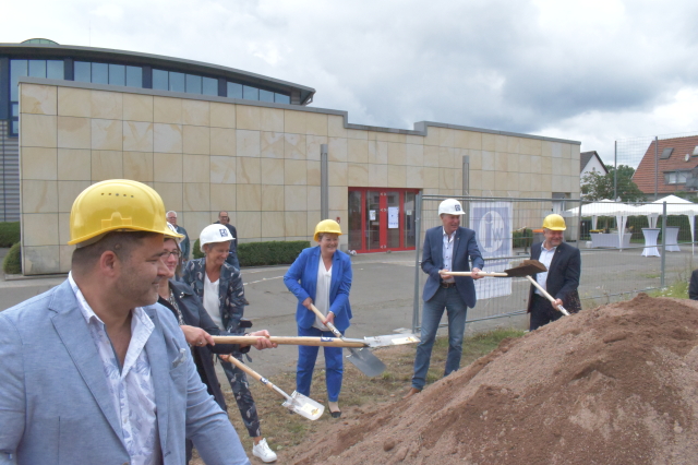 Zum offiziellen Baubeginn der neuen Grundschule Schillerschule griffen Frank  Spies, Elternvertreter Schillerschule, Daniela Günter, Schulleiterin Schillerschule, Bürgermeisterin Beate Kimmel, Staatssekretärin Bettina Brück, Beigeordneter Peter Kiefer und SPD-Landtagsabgeordneter Andreas Rahm (von links) beherzt zum Spaten © Stadt Kaiserslautern