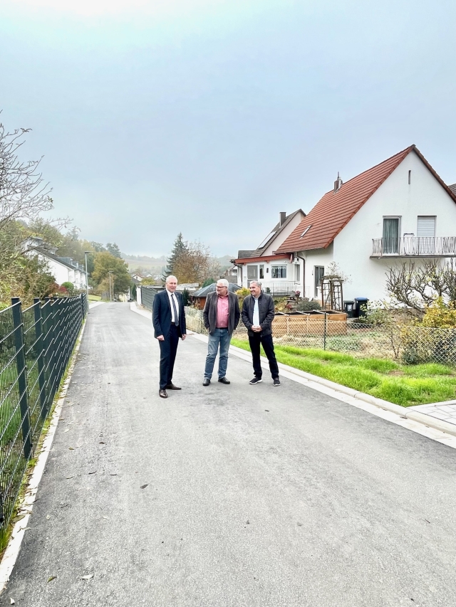 Bild v.l.: Beigeordneter Peter Kiefer, Ortsvorsteher Reiner Kiefhaber und Tiefbau-Chef Sebastian Staab machen sich ein Bild vom Maienweg in Erfenbach  © Stadt Kaiserslautern