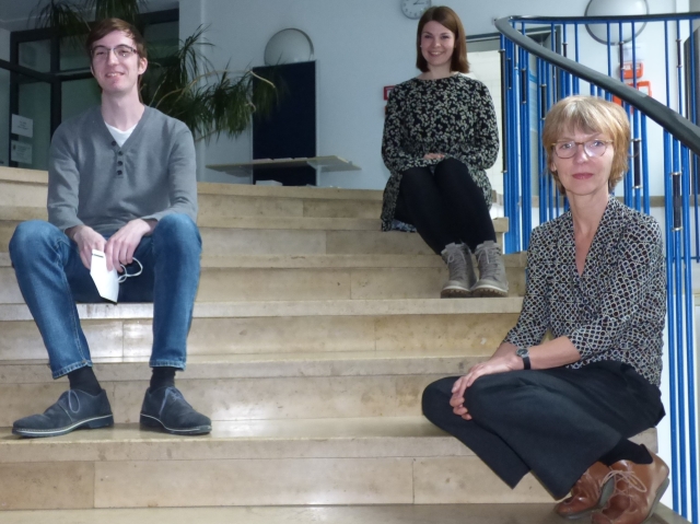 Das Bild zeigt Sabine Michels (rechts) und Alexandra Bill mit Lukas Hans, Auszubildender bei der Stadtverwaltung und derzeit im Bildungsbüro aktiv. © Stadt Kaiserslautern