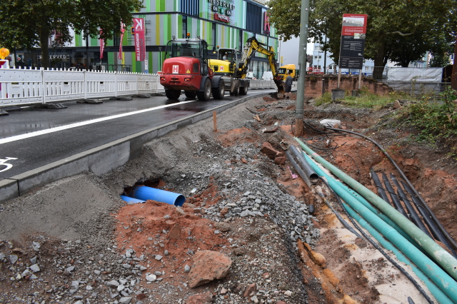 Für die Erlebbarmachung der Lauter wurden bereits vorbereitende Maßnahmen getroffen. Dafür wurden im Zuge der laufenden Baumaßnahmen die blauen Rohre links im Bild verbaut. © Stadt Kaiserslautern