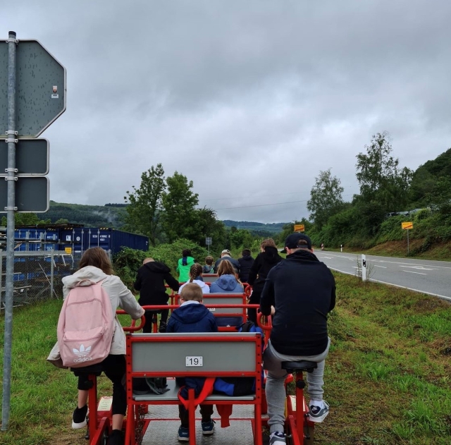 Auf dem Bild ist eine Gruppe vom Sommerferienprogramm bei der Draisinentour zu sehen. © Stadt Kaiserslautern