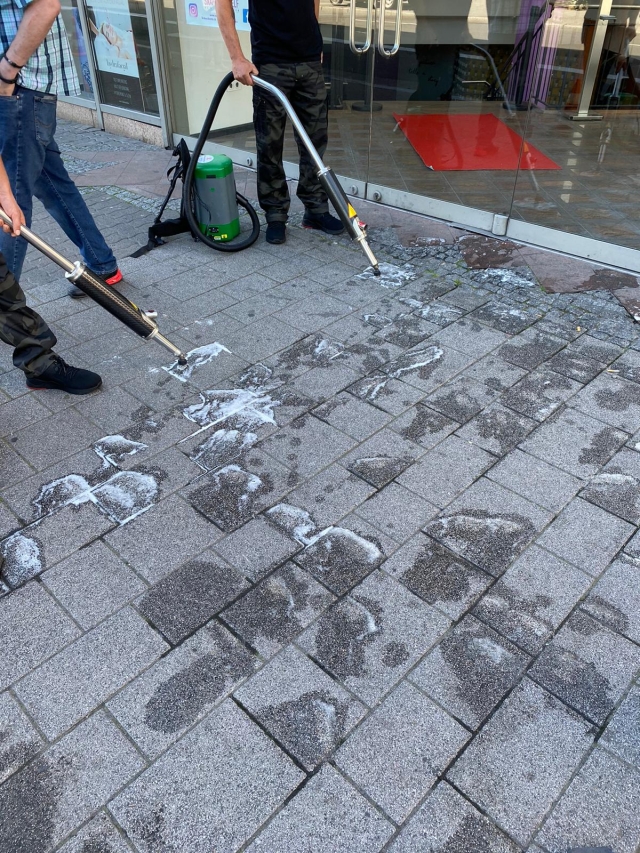 Eine Art, hartnäckige Kaugummi-Reste vom Boden zu entfernen  © Stadtbildpflege 