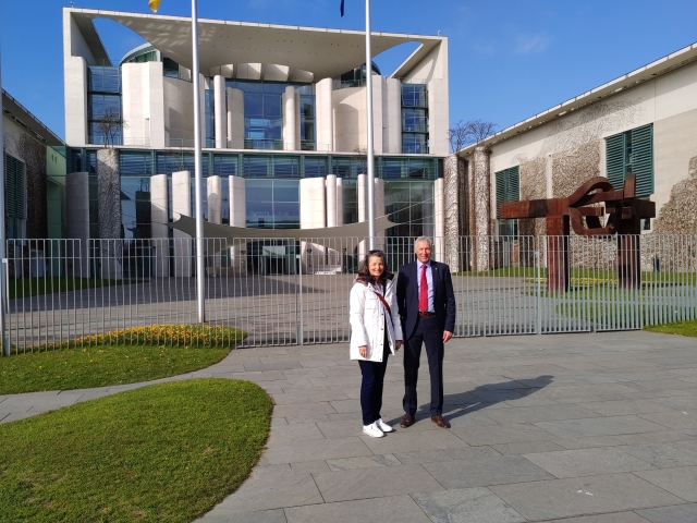 Claudia Toense, head of the finance department, and Deputy Peter Kiefer in front of the main entrance of the Federal Chancellery in Berlin.  Image source: For the dignity of our cities