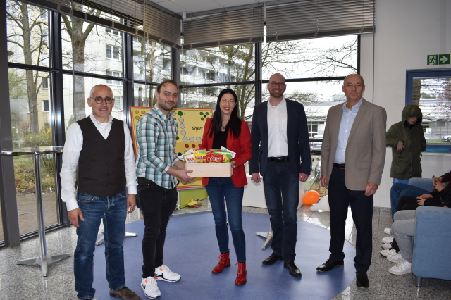 Auf dem Bild sind Ludwig Steiner (Referatsleiter für Jugend und Sport), Thomas Matulla (Jugendsozialarbeiter), Anja Pfeiffer (Beigeordnete), Hartmut Rohden (Stellv. Vorsitzender des Vorstandes Sparkasse KL) und Reiner Schirra (Abteilungsleiter Jugendarbeit) bei der Einweihung des neuen Jugendtreffs zu sehen.  © Stadt Kaiserslautern