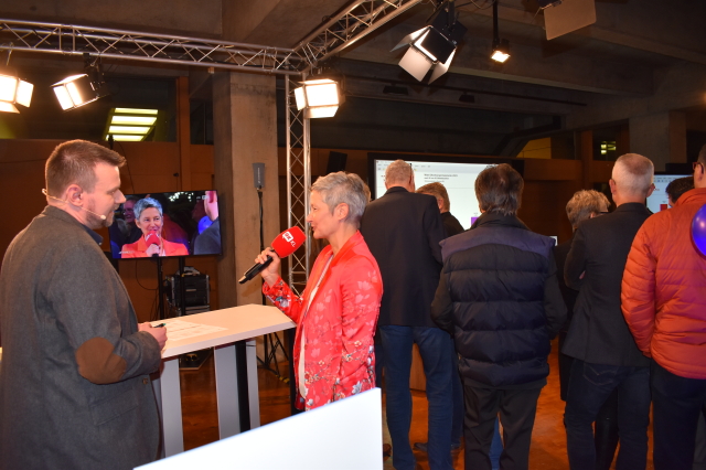 Wahlsiegerin Beate Kimmel im Gespräch mit dem Offenen Kanal, der ebenso wie der SWR mit einem Livestream aus dem Foyer berichtete. © Stadt Kaiserslautern