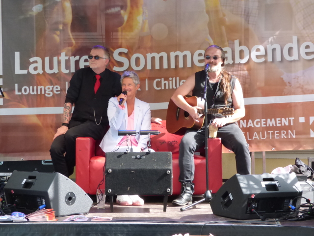 Der erste Lautrer Sommerabend wurde gestern Abend von Bürgermeisterin Beate Kimmel eröffnet. Zu Gast auf dem St.Martinsplatz war das Duo The Red Couch aus Zweibrücken,  Pepe Pirmann und Markus Wille. (Fast pünktlich) zum Beginn wurde auch das Wetter besser. © Stadt Kaiserslautern