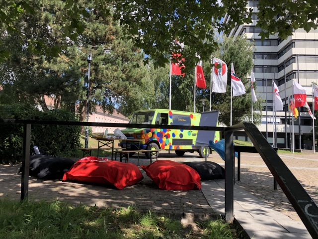 Der Treffpunkt auf dem Rathausvorplatz mit Sitzkissen und Biergarnitur. © Stadt Kaiserslautern