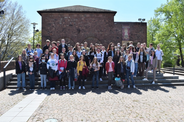 Die deutsch-französische Schülergruppe mit Schuldezernentin Anja Pfeiffer (vorne rechts) auf den Stufen vor dem Casimirschloss. © Stadt Kaiserslautern