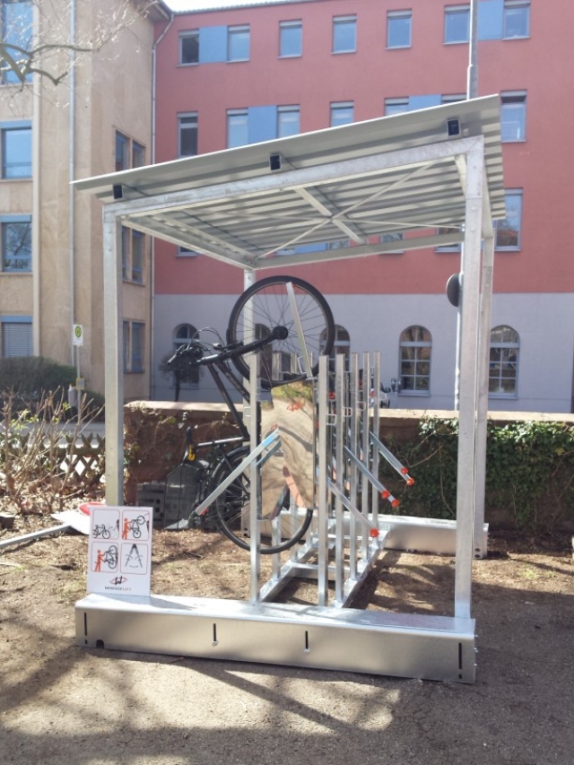 Mit dem Wheely-Lifter kann man ganz einfach sein Fahrrad geschützt abstellen © Stadt Kaiserslautern