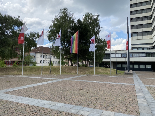 Die Regenbogenflagge weht vor dem Lautrer Rathaus. © Stadt Kaiserslautern
