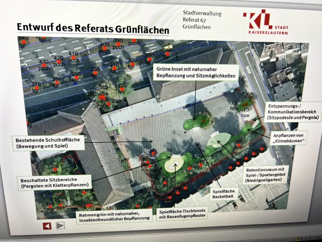 Manuel Steinbrenner stellt das RB-Green-Konzept für die nachhaltige Umgestaltung des Schulhofes vor

 © Stadt Kaiserslautern