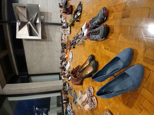 Die Schuhinstallation im Foyer © Stadt Kaiserslautern