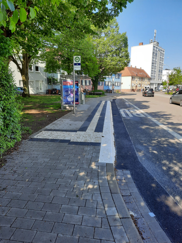 Die barrierefrei umgebaute Bushaltestelle in der Goethestraße  © Stadt Kaiserslautern  