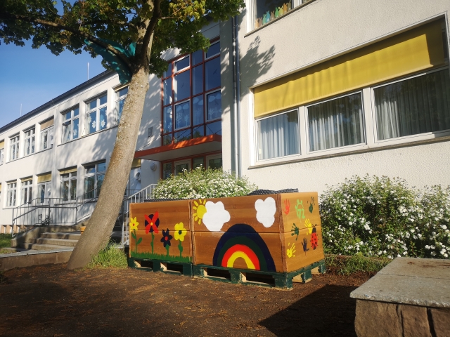 Eines der gebauten Hochbeete, schon am neuen Platz vor einer Schule. 