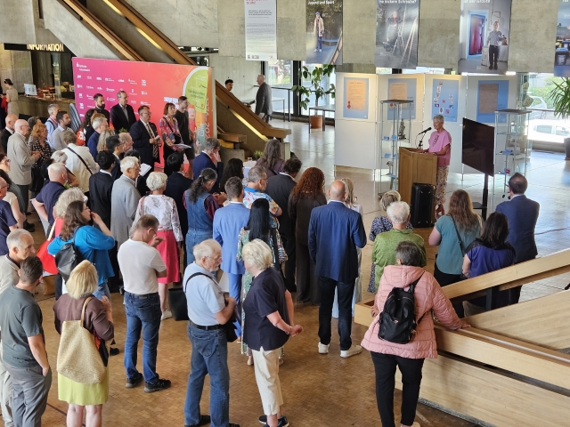 Oberbürgermeisterin Beate Kimmel eröffnete die Ausstellung Twin Cities - Unsere Partnerstädte im Foyer des Rathauses. © Stadt Kaiserslautern