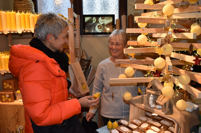 Auf dem Kulturmarkt am Stand mit Imkereiprodukten. © Stadt Kaiserslautern