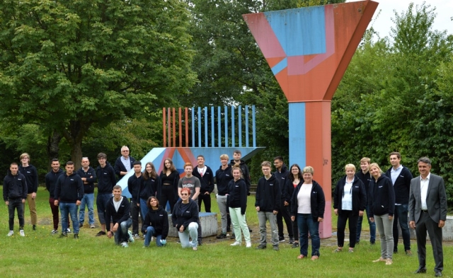 Das Bild zeigt die 20 Schüler bei der Abschlussveranstaltung vor der BBS I Kaiserslautern.  © Stadt Kaiserslautern