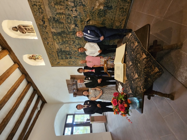 V.l.: Oberbürgermeister Hironobu Narisawa, Amy Rivera stellvertretend für Oberbürgermeister Daniel J. Rickenmann, Oberbürgermeister Daniel Keip, Oberbürgermeisterin Frédérique Macarez, Oberbürgermeisterin Beate Kimmel, Oberbürgermeister Ricardo Araujo und Oberbürgermeister Valentin Hristov nach dem Eintrag ins Goldene Buch. © Stadt Kaiserslautern
