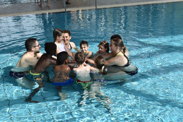 Die Kinder mit ihren Betreuerinnen und Betreuern im Wasser. © Stadt Kaiserslautern