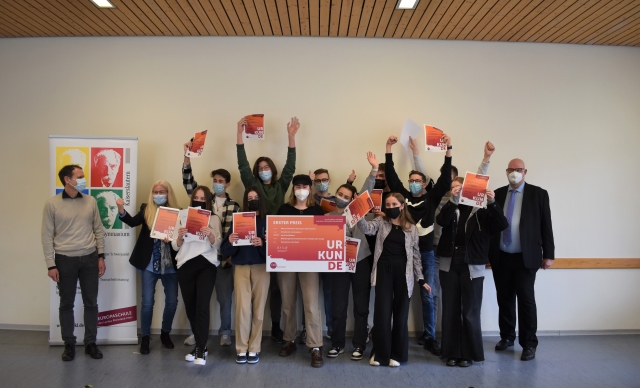 Auf dem Bild ist die freudige Klasse zusammen mit Lehrerin Astrid Hackländer und Leiter des Schülerwettbewerbs der Bundeszentrale für politische Bildung, Hans-Georg Lambertz, zu sehen. © Stadt Kaiserslautern