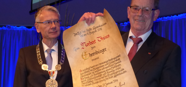Oberbürgermeister Dr. Klaus Weichel und Norbert Thines mit der Urkunde.
