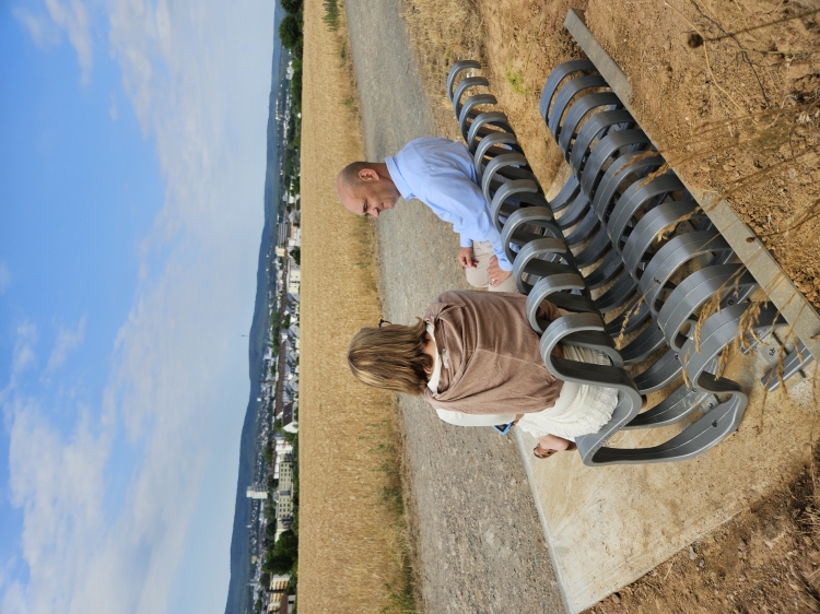 Bürgermeister Manfred Schulz im Gespräch mit SK-Werkleiterin Andrea Buchloh-Adler auf der neuen Panoramabank. © Stadt Kaiserslautern