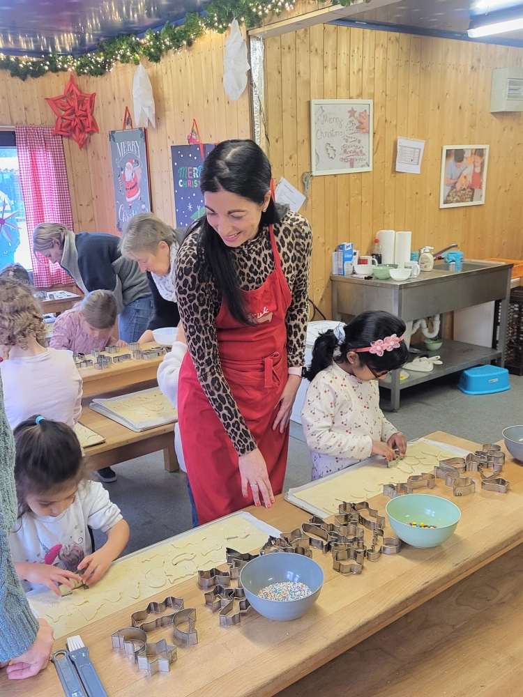 Jugend- und Sozialdezernentin Anja Pfeiffer besuchte die Kinder der Kita Villa Winzig in der Backstube und unterstützte sie tatkräftig beim Plätzchenbacken. © Stadt Kaiserslautern