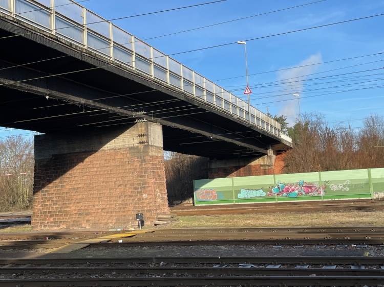 Dei Jacob-Pfeiffer-Brücke, von unten fotografiert am 22. Februar 2024 © Stadt Kaiserslautern