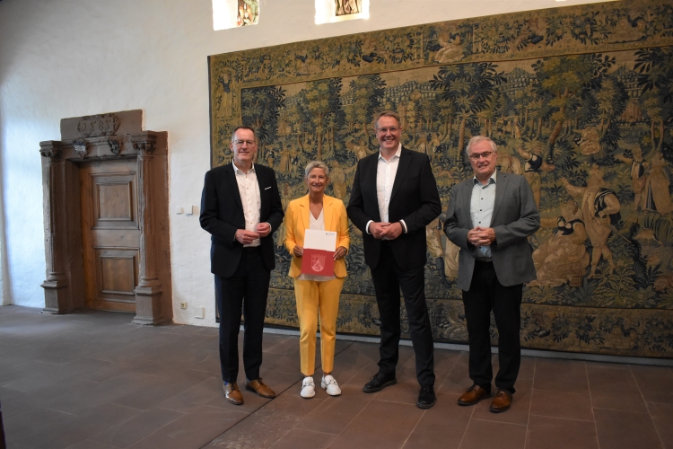 Innenminister Michael Ebling, Oberbürgermeisterin Beate Kimmel, Ministerpräsident Alexander Schweitzer und Bezirkstagsvorsitzender Theo Wieder bei der Übergabe des Förderbescheids für das Pfalztheater im Pfalzgrafensaal. © Stadt Kaiserslautern