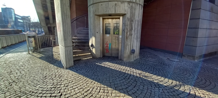 Die Wendeltreppe zur Fußgängerbrücke an der Nordostecke des Pfalztheaters. © Stadt Kaiserslautern