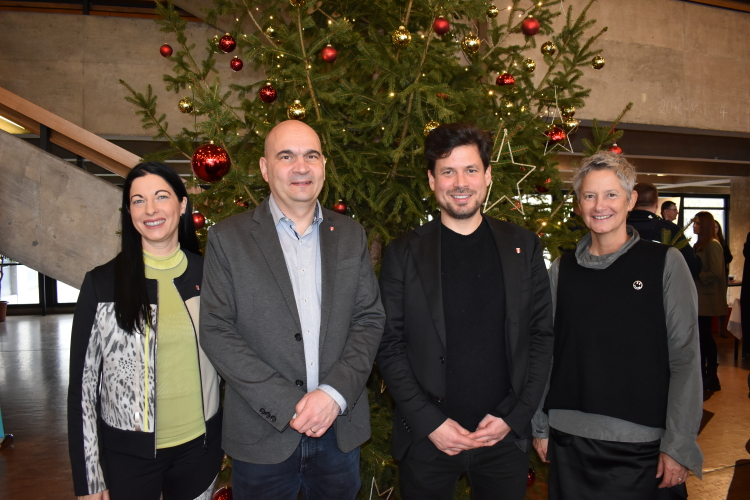 Der Stadtvorstand im Foyer des Rathauses vor dem Christbaum. © Stadt Kaiserslautern