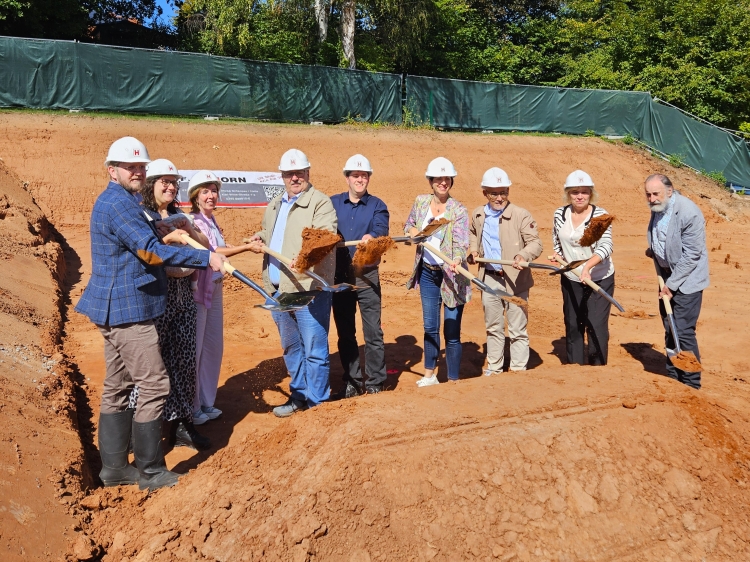 Beim Spatenstich: (v.l.) Pfarrer Friedhelm Meier, Pfarrerin Karin Schwartz, Architektin Barbara Hort, Bauleiter Thomas Bernhart, Kita-Leiter Pascal Wilking, Beigeordnete Anja Pfeiffer, Jugendreferatsleiter Ludwig Steiner, Sonja Noseck, Verwaltungsleiterin und Geschäftsführerin des Kita-Verbunds Nordpfalz, und Erfenbachs Ortsvorsteher Paul Peter Götz. © Stadt Kaiserslautern