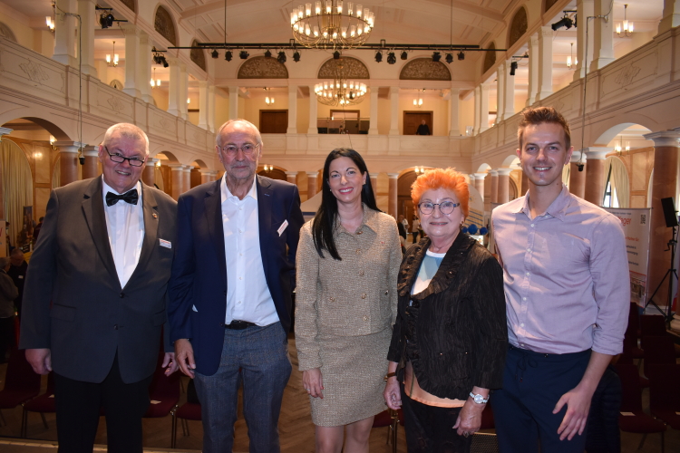 Das Gruppenbild zeigt den Moderator der Eröffnung, Udo Ringel (links), Markus Lambrecht und Helga Bäcker vom Seniorenbeirat, Beigeordnete Anja Pfeiffer (Mitte) und Matthias Mieves (rechts). © Stadt Kaiserslautern